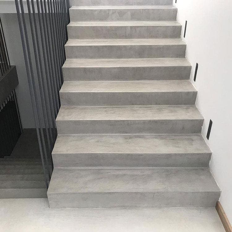 Betonage kaplı ek yersiz merdiven