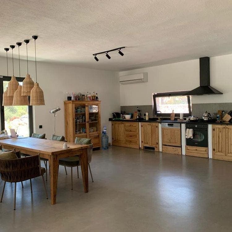 Betonage zeminli açık mutfak ve yemek alanı