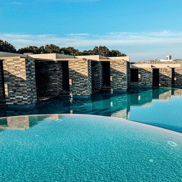 Otel kabanaları önünde Pebbledeck kaplı havuz