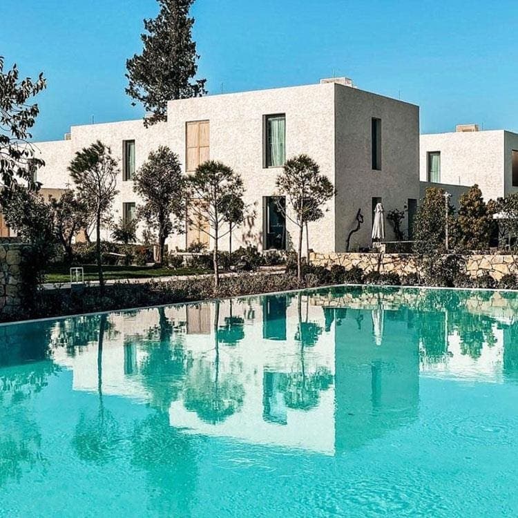 Villa önünde Pebbledeck kaplı havuz