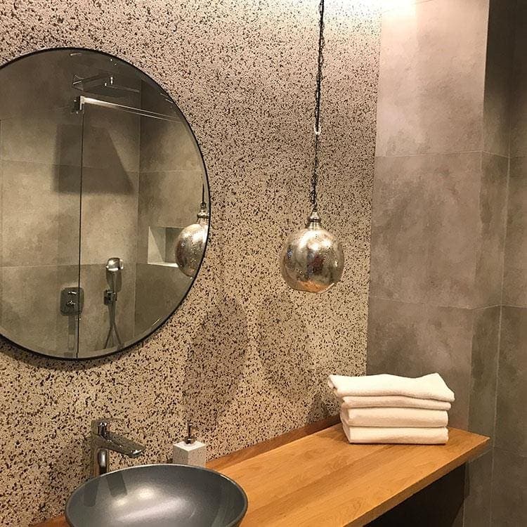 Stonecarpet kaplı banyo duvarı ve zemini