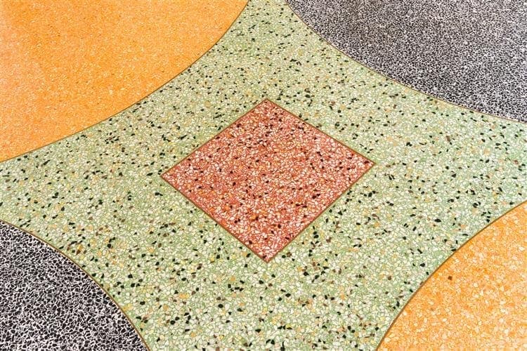 Epoksi terrazzo zeminde renkli geometrik desen