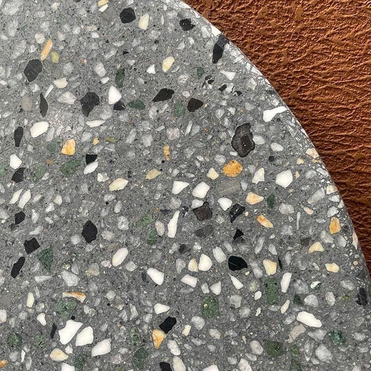 Terrazzo yüzey yakın plan — gri zeminde renkli taş parçacıkları