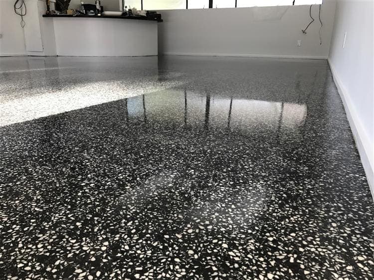 Siyah zemin üzerine beyaz taneli parlatılmış çimento terrazzo