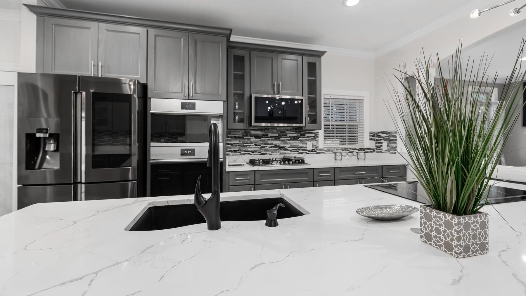 Mermer adalı modern mutfak